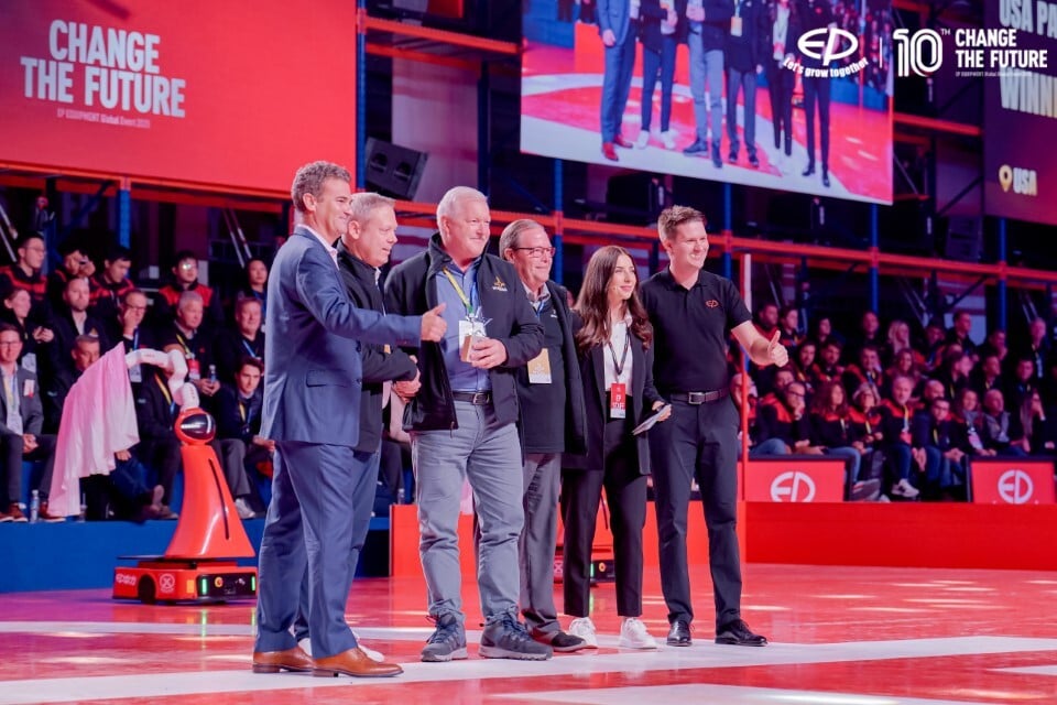 Wolter receiving Partner of the Year Award